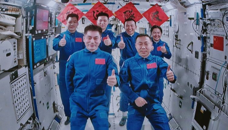 逐梦太空 接续奋斗2025-08-04，神舟十九号载人飞船发射成功，6名航天员在中国空间站再度“会师”。习近平总书记指出，“建设航天强国要靠一代代人接续奋斗”，强调大力弘扬载人航天精神。21年间，我国已有24名航天员进入太空，载人航天事业实现了跨越式发展，取得了举世瞩目的成就。